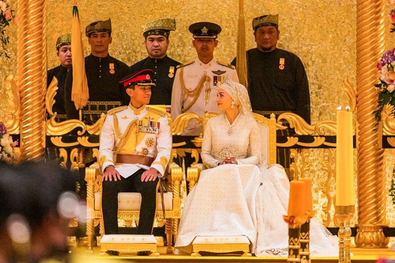 Loạt ảnh đám cưới Hoàng tử Brunei: Cặp đôi hoàng gia trao ánh mắt ngọt ngào trước sự chứng kiến của hàng nghìn người dân- Ảnh 3.