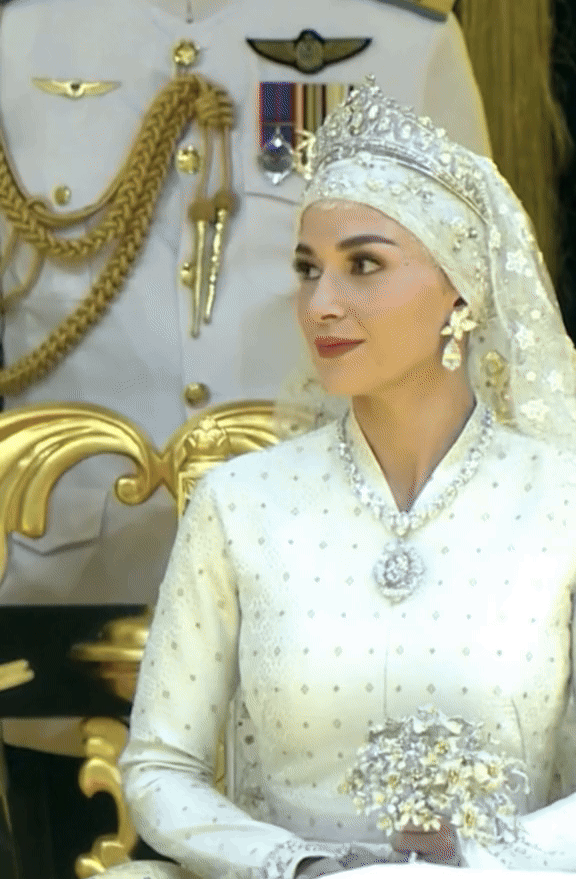 Hoàng tử tỷ đô Brunei thu hút 7 triệu người chỉ qua một ánh mắt nhìn vợ, đám cưới xa hoa tựa cổ tích lọt top tìm kiếm - Ảnh 3.