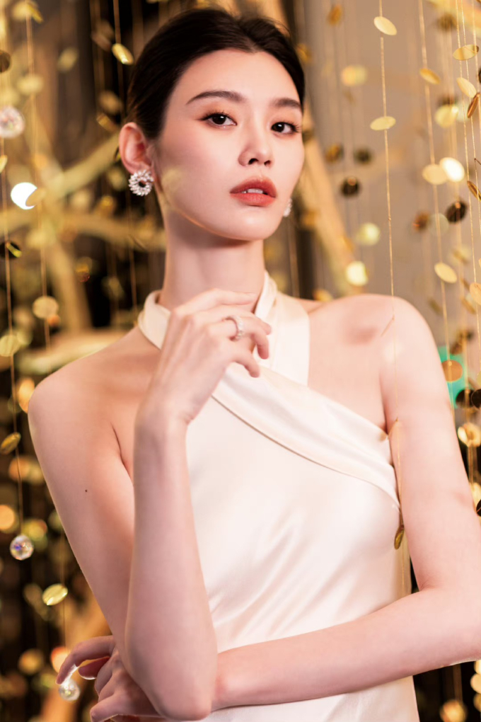 Thiên thần Victoria’s Secret vào gia tộc vua sòng bạc Macau: Tủi nhục vượt ải tuyển vợ, 5 năm chạy chỉ tiêu sinh con vẫn chưa chính thức làm dâu - Ảnh 10. Thiên thần Victoria’s Secret vào gia tộc vua sòng bạc Macau: Tủi nhục vượt ải tuyển vợ, 5 năm chạy chỉ tiêu sinh con vẫn chưa chính thức làm dâu - Ảnh 10.