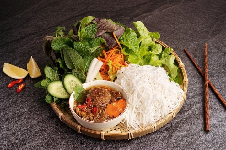 Sau Michelin Guide, Hà Nội là điểm đến ẩm thực hàng đầu thế giới 2024 - Ảnh 1.