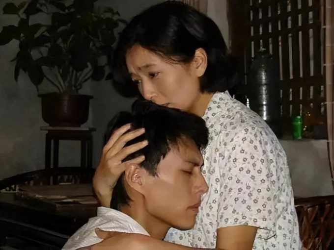 Cặp đôi đóng mẹ con trên phim nhưng yêu nhau ngoài đời, nhà gái là &quot;người tình quốc dân&quot; khiến nhà trai mê mẩn - Ảnh 4.