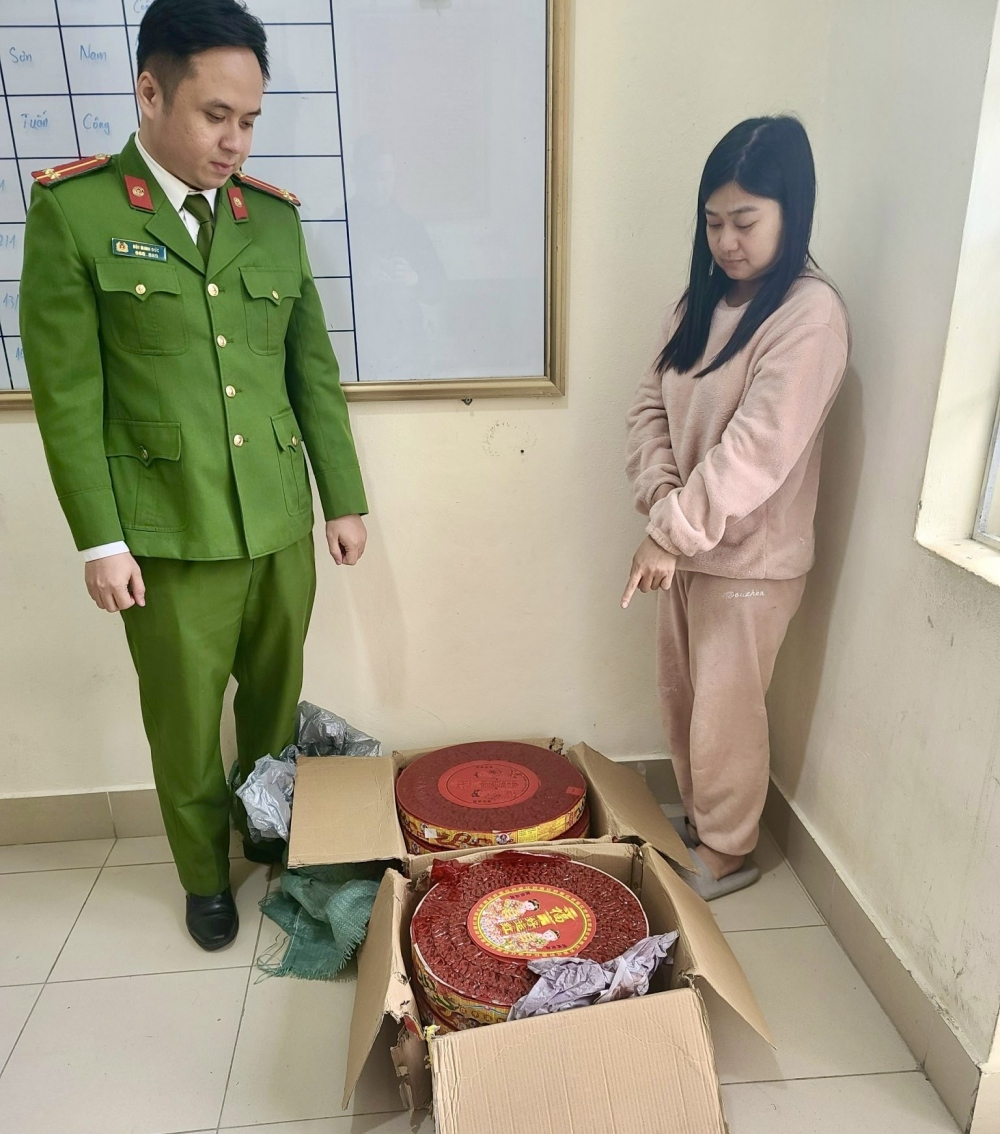 Người phụ nữ mua hơn 20kg pháo về “chơi Tết” - Ảnh 1. Người phụ nữ mua hơn 20kg pháo về “chơi Tết” - Ảnh 1.