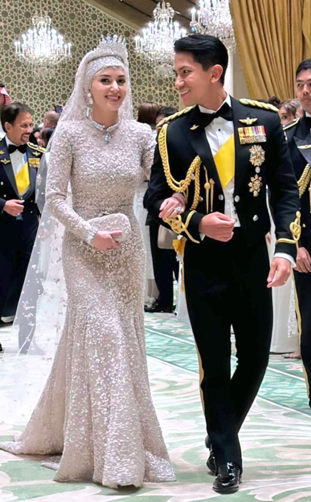 Tiệc cưới Hoàng tử Brunei: Cặp đôi trao nhau ánh mắt cực ngọt, loạt chi tiết thể hiện đẳng cấp gia tộc 30 tỷ đô- Ảnh 4.