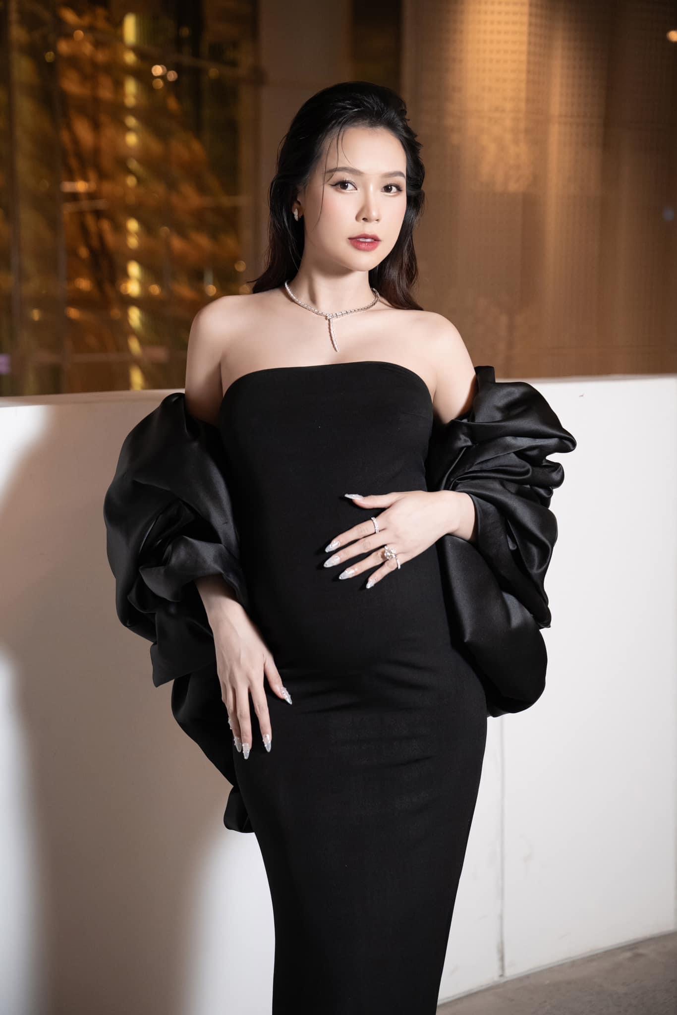 Sam lộ bụng bầu lớn rõ trong sinh nhật Trương Quỳnh Anh, nhan sắc ghi điểm những tháng cuối thai kỳ- Ảnh 3.