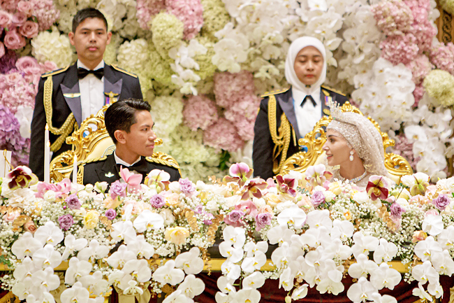 Tiệc cưới Hoàng tử Brunei: Cặp đôi trao nhau ánh mắt cực ngọt, loạt chi tiết thể hiện đẳng cấp gia tộc 30 tỷ đô- Ảnh 5.