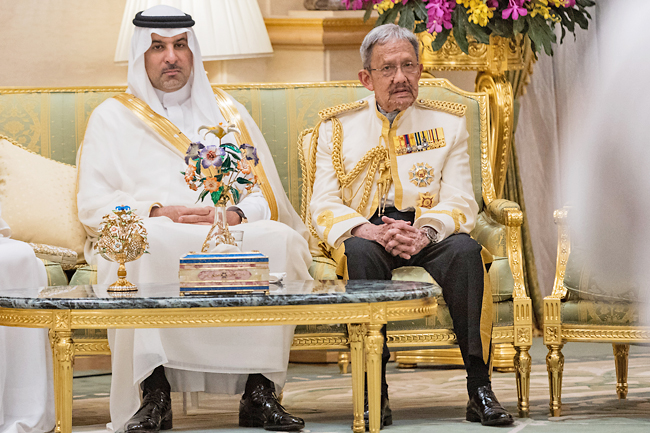 Tiệc cưới Hoàng tử Brunei: Cặp đôi trao nhau ánh mắt cực ngọt, loạt chi tiết thể hiện đẳng cấp gia tộc 30 tỷ đô- Ảnh 9.