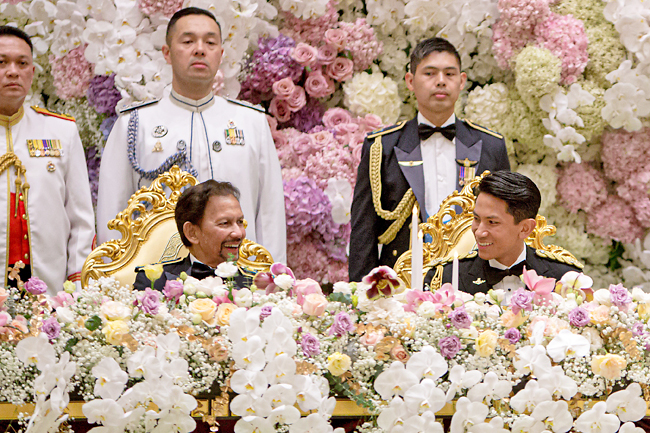 Tiệc cưới Hoàng tử Brunei: Cặp đôi trao nhau ánh mắt cực ngọt, loạt chi tiết thể hiện đẳng cấp gia tộc 30 tỷ đô- Ảnh 6.