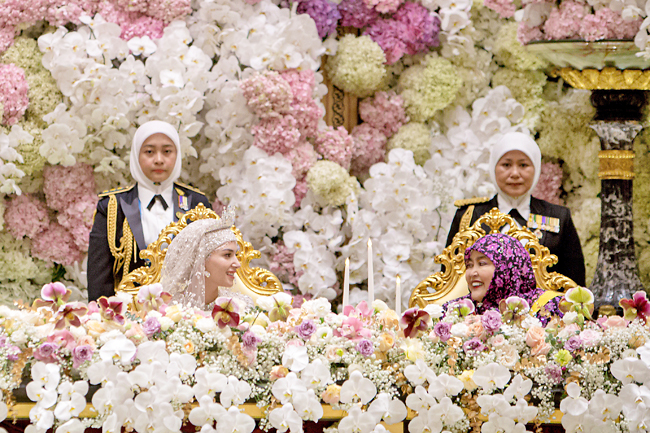 Tiệc cưới Hoàng tử Brunei: Cặp đôi trao nhau ánh mắt cực ngọt, loạt chi tiết thể hiện đẳng cấp gia tộc 30 tỷ đô- Ảnh 7.