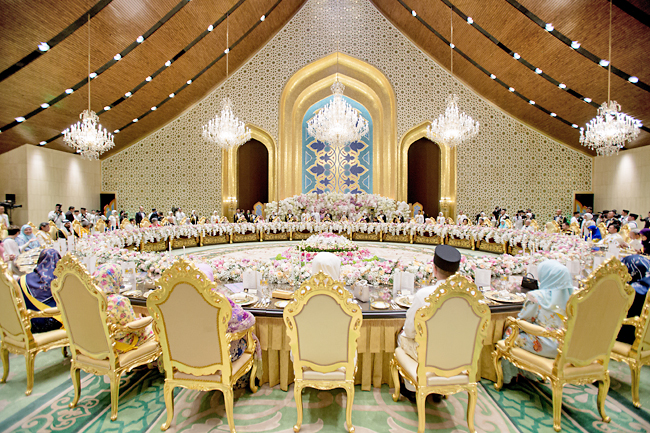 Tiệc cưới Hoàng tử Brunei: Cặp đôi trao nhau ánh mắt cực ngọt, loạt chi tiết thể hiện đẳng cấp gia tộc 30 tỷ đô- Ảnh 11.