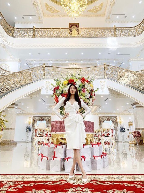 Lan Khuê làm dâu gia tộc giàu có bậc nhất Việt Nam: Ở dinh thự dát vàng, dùng đồ hiệu "chanh xả" - Ảnh 5. Lan Khuê làm dâu gia tộc giàu có bậc nhất Việt Nam: Ở dinh thự dát vàng, dùng đồ hiệu "chanh xả" - Ảnh 5.