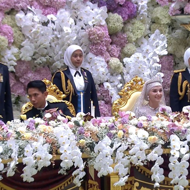 Tiệc Hoàng gia hậu đám cưới Hoàng tử Brunei: Nàng dâu mới đẹp lộng lẫy trong chiếc váy thu hút mọi ánh nhìn - Ảnh 3.