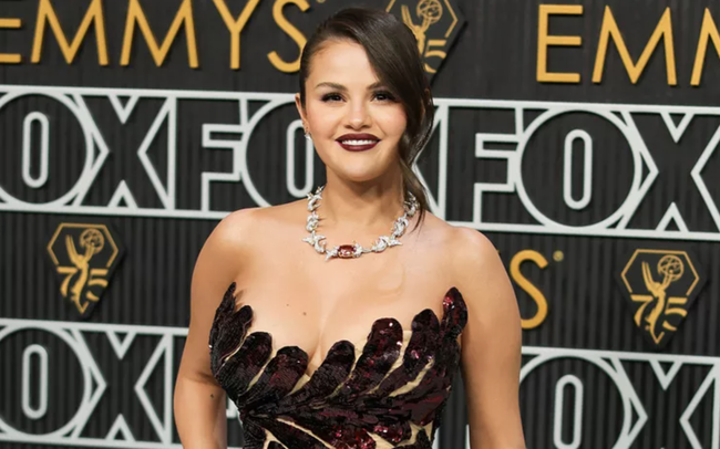 Bị chê mặc xấu tại Quả cầu vàng, Selena Gomez khoe nhan sắc trên thảm đỏ Emmy 2024 - Ảnh 1.