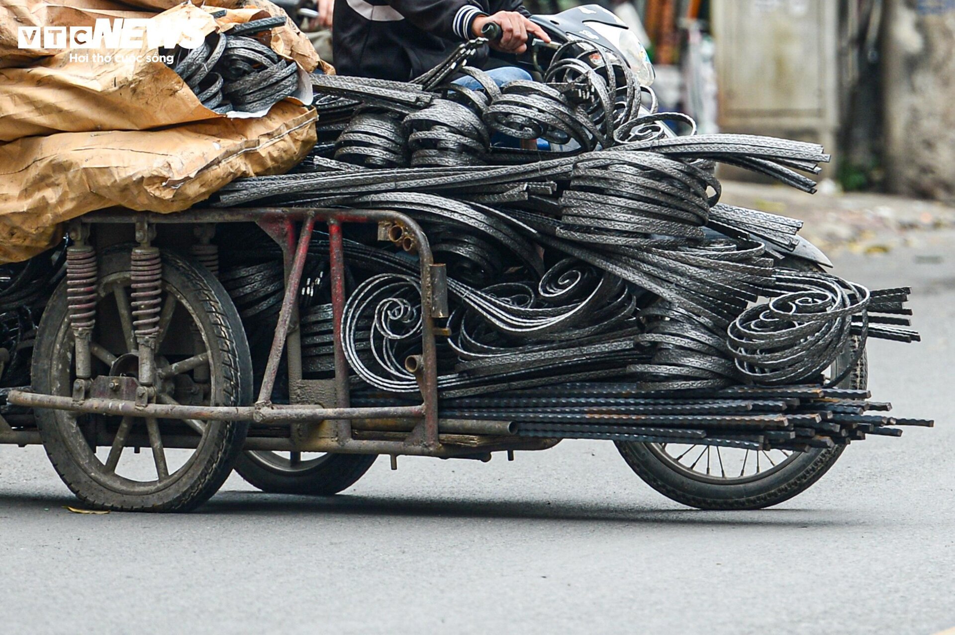 Gây nhiều tai nạn thương tâm, xe &quot;máy chém&quot; vẫn nghênh ngang diễu phố - Ảnh 14.