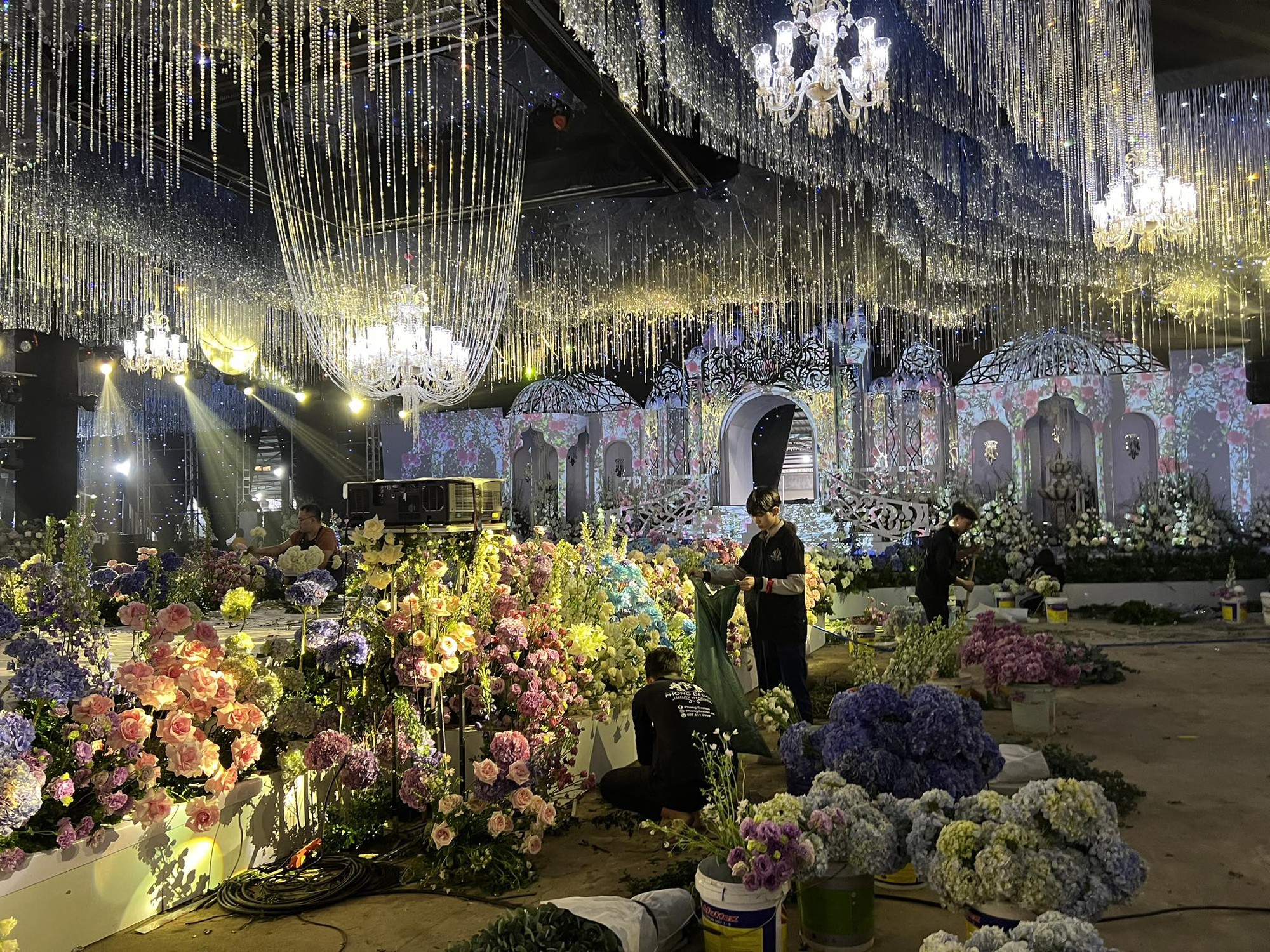 Siêu tiệc cưới nghệ thuật nhất đầu năm 2024 mang tên “Lâu đài trên mây” - Ảnh 3.