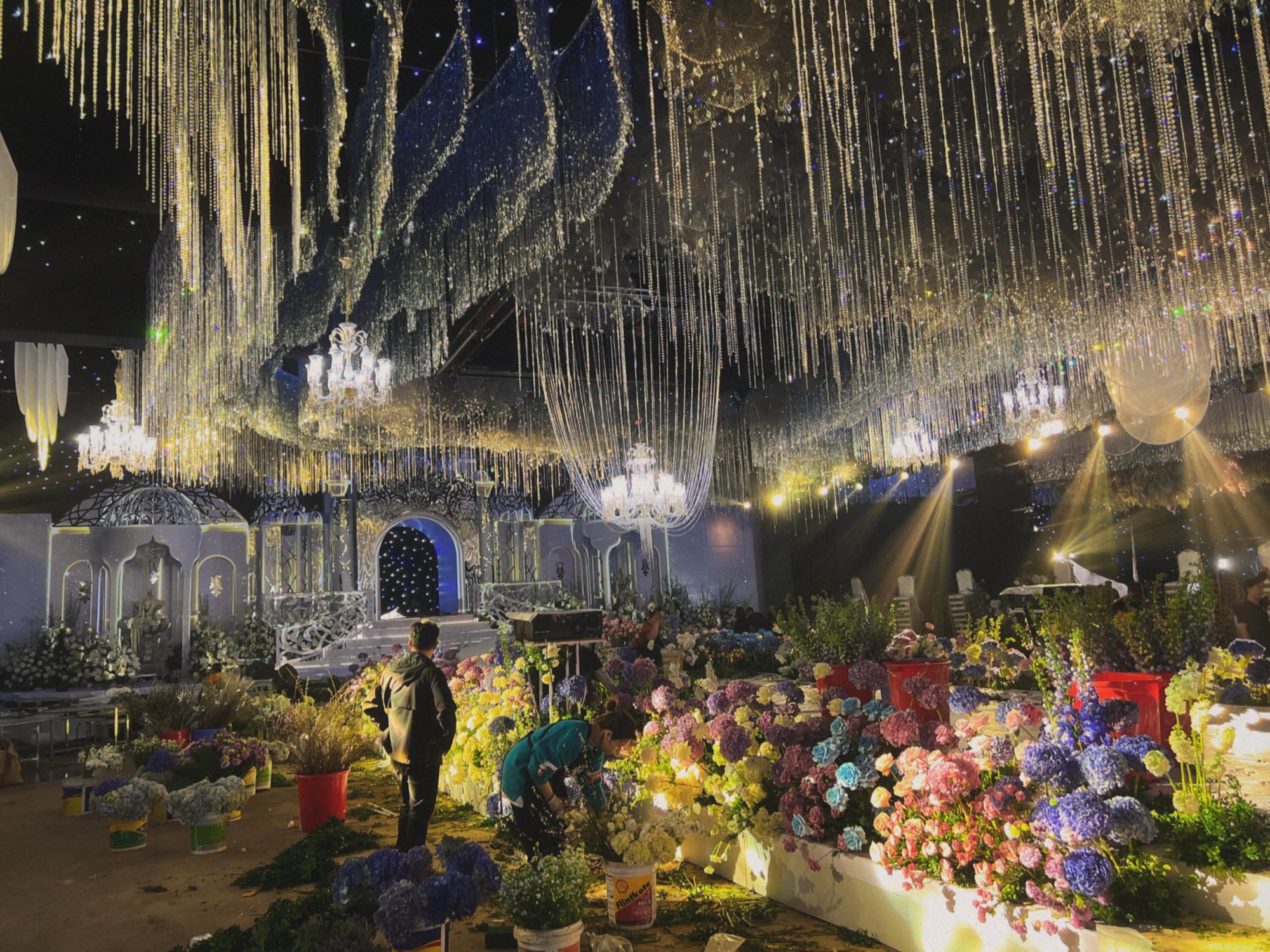 Siêu tiệc cưới nghệ thuật nhất đầu năm 2024 mang tên “Lâu đài trên mây” - Ảnh 1.