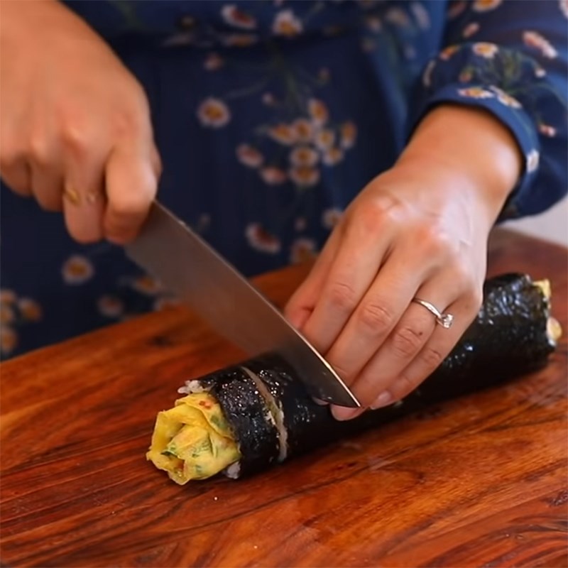 Bật mí công thức làm kimbap trứng chiên đơn giản thơm ngon - Ảnh 8.