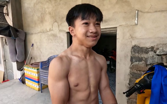 Cậu b&eacute; ở Đồng Nai cơ bắp cuồn cuộn như lực sĩ, l&ecirc;n b&aacute;o nước ngo&agrave;i 3 năm trước giờ ra sao? - Ảnh 5.