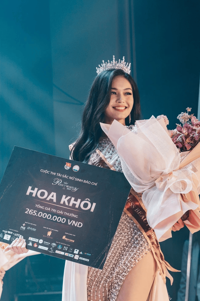 "So kè" nhan sắc của Hoa khôi các trường đại học đình đám hiện nay: Mỗi người một vẻ, không ai chịu thua ai!- Ảnh 5. "So kè" nhan sắc của Hoa khôi các trường đại học đình đám hiện nay: Mỗi người một vẻ, không ai chịu thua ai!- Ảnh 5.
