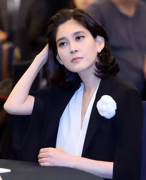 Chaebol giàu bậc nhất Hàn Quốc bị chỉ trích vì mặc áo Dior, 