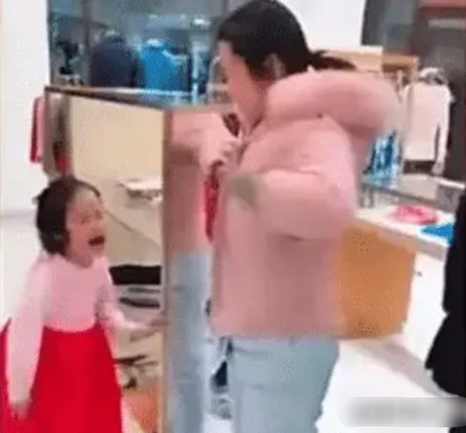 Con gái đá mẹ 3 phát vì không được đi ăn, người cha làm hành động khiến netizen lắc đầu: Sai càng thêm sai - Ảnh 1. Con gái đá mẹ 3 phát vì không được đi ăn, người cha làm hành động khiến netizen lắc đầu: Sai càng thêm sai - Ảnh 1.