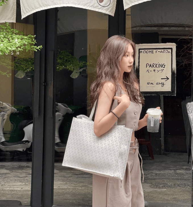 "So kè" nhan sắc của Hoa khôi các trường đại học đình đám hiện nay: Mỗi người một vẻ, không ai chịu thua ai!- Ảnh 13. "So kè" nhan sắc của Hoa khôi các trường đại học đình đám hiện nay: Mỗi người một vẻ, không ai chịu thua ai!- Ảnh 13.