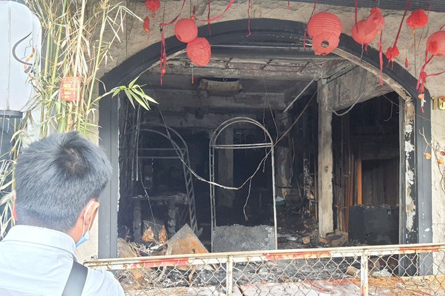 Cảnh sát hướng dẫn 23 người thoát khỏi vụ cháy nhà hàng 4 tầng ở trung tâm TPHCM - Ảnh 3.