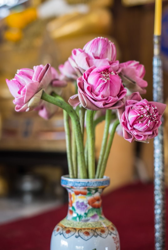 Loại hoa nào nên bày trên bàn thờ ngày Tết giúp thu hút tài lộc? Hoa cắm số chẵn hay số lẻ mới đúng? - Ảnh 1.