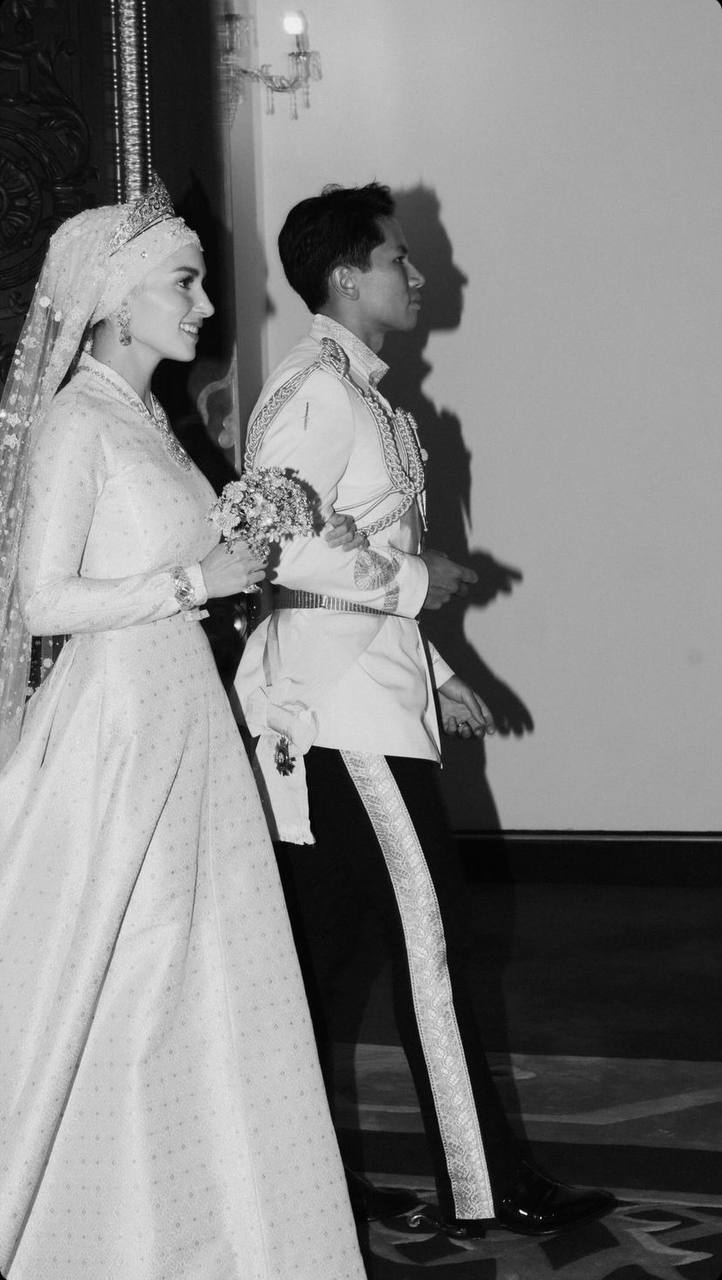 Hoàng tử Brunei khoe loạt ảnh chưa từng thấy hậu đám cưới, lộ khoảnh khắc 