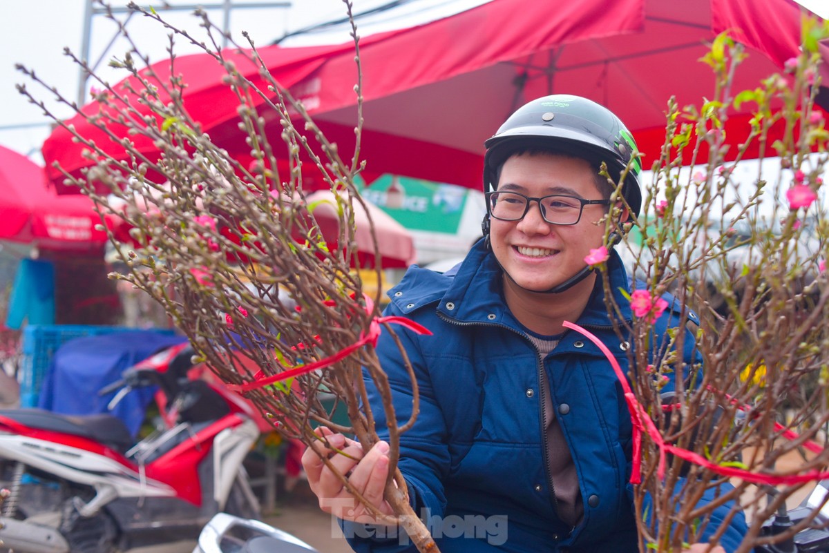 Đào, quất len lỏi xuống phố Hà Nội chào Xuân Giáp Thìn - Ảnh 6.