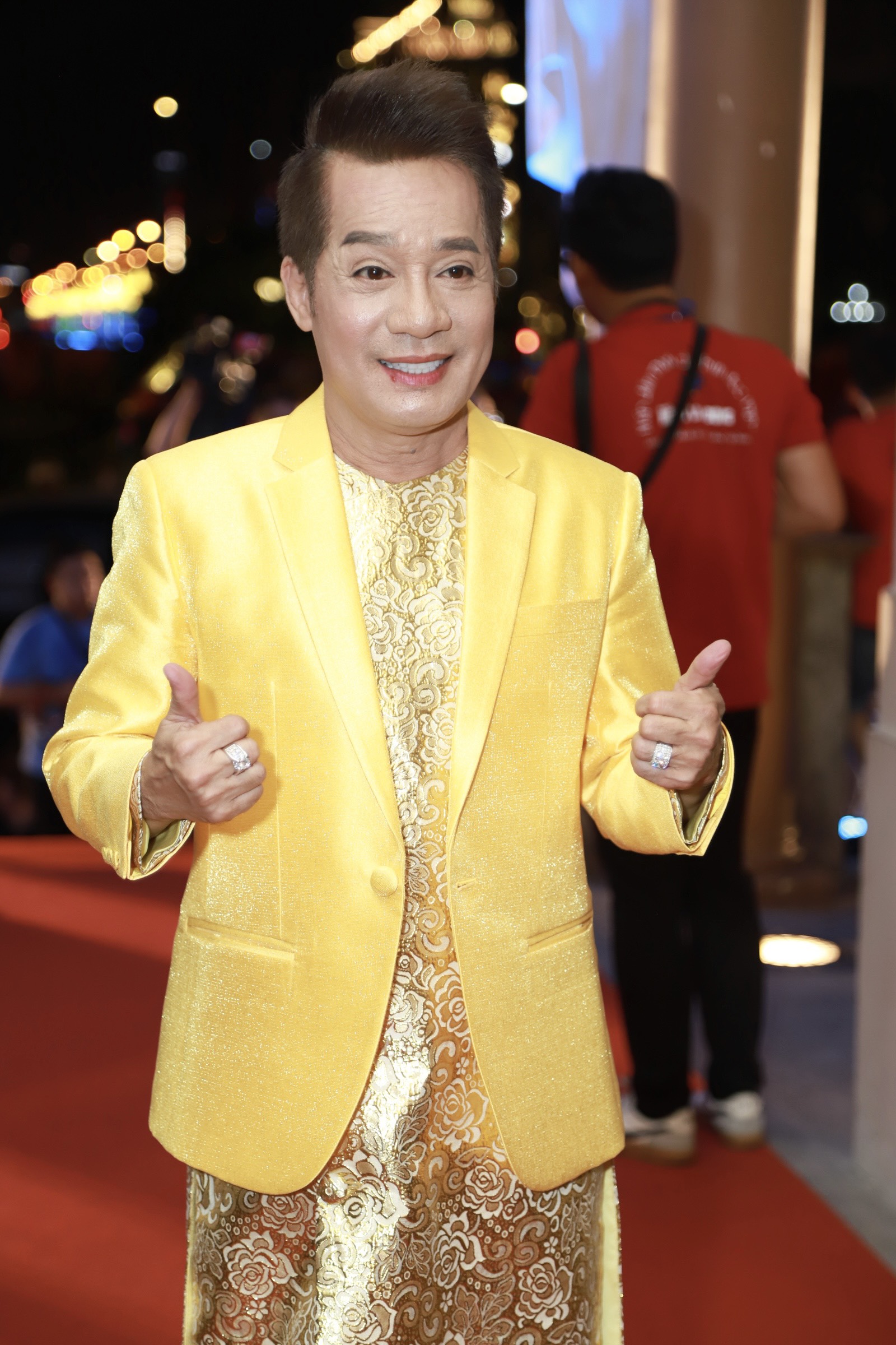 NSƯT Minh Nhí "nổi bần bật" với trang phục cả "cây vàng" từ trên xuống dưới