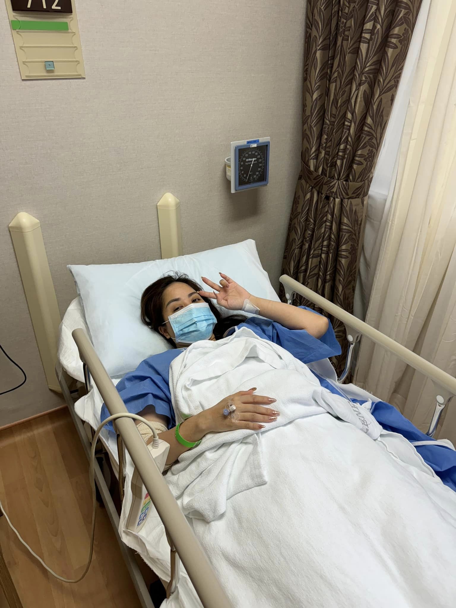 Khánh Thi nhập viện ở Singapore, tình trạng sức khỏe sau nhiều giờ gây mê thế nào?- Ảnh 1.