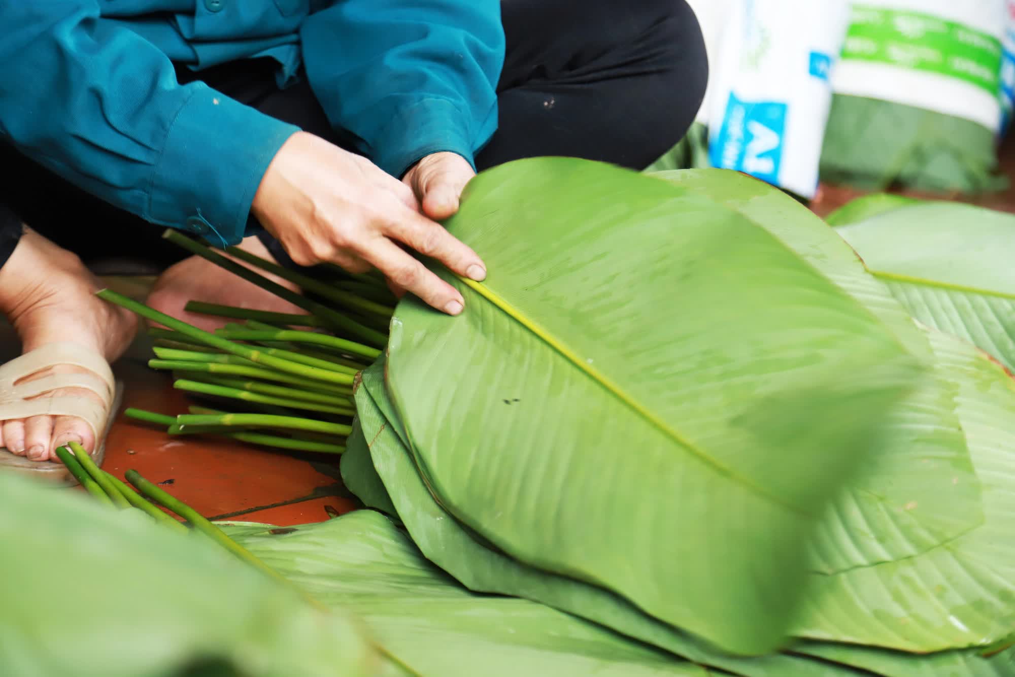 Hà Nội: Người dân bội thu dịp cuối năm nhờ giữ được nghề truyền thống tạo ra thứ cứ đến Tết là cần, xuất khẩu sang cả Mỹ và châu Âu - Ảnh 5.