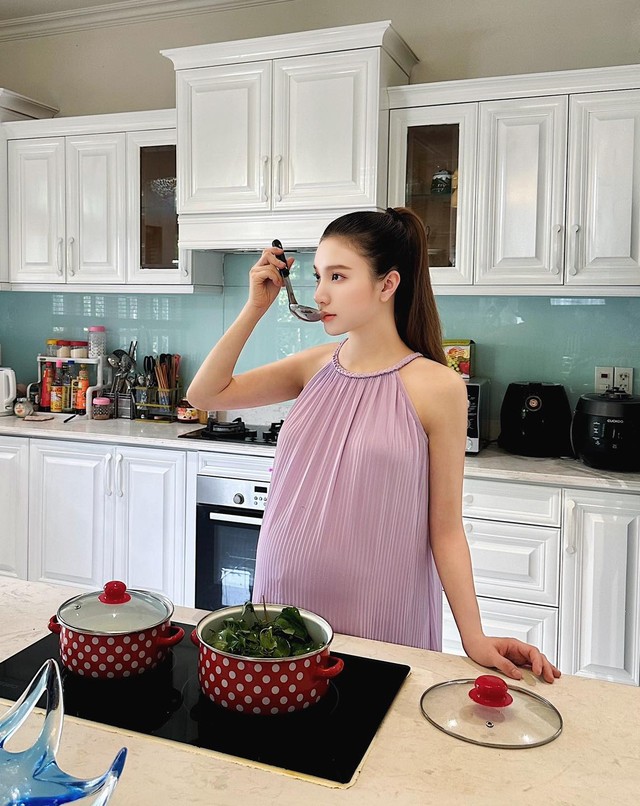 Hội bạn thân toàn làm dâu hào môn: Người kết hôn con trai danh gia vọng tộc, người sống trong biệt thự hơn 100 tỷ - Ảnh 13. Hội bạn thân toàn làm dâu hào môn: Người kết hôn con trai danh gia vọng tộc, người sống trong biệt thự hơn 100 tỷ - Ảnh 13.