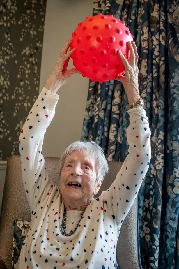 Không phải nghỉ ngơi, 3 cụ bà này vẫn sống thọ hơn 100 tuổi nhờ 5 thói quen đơn giản - Ảnh 1.