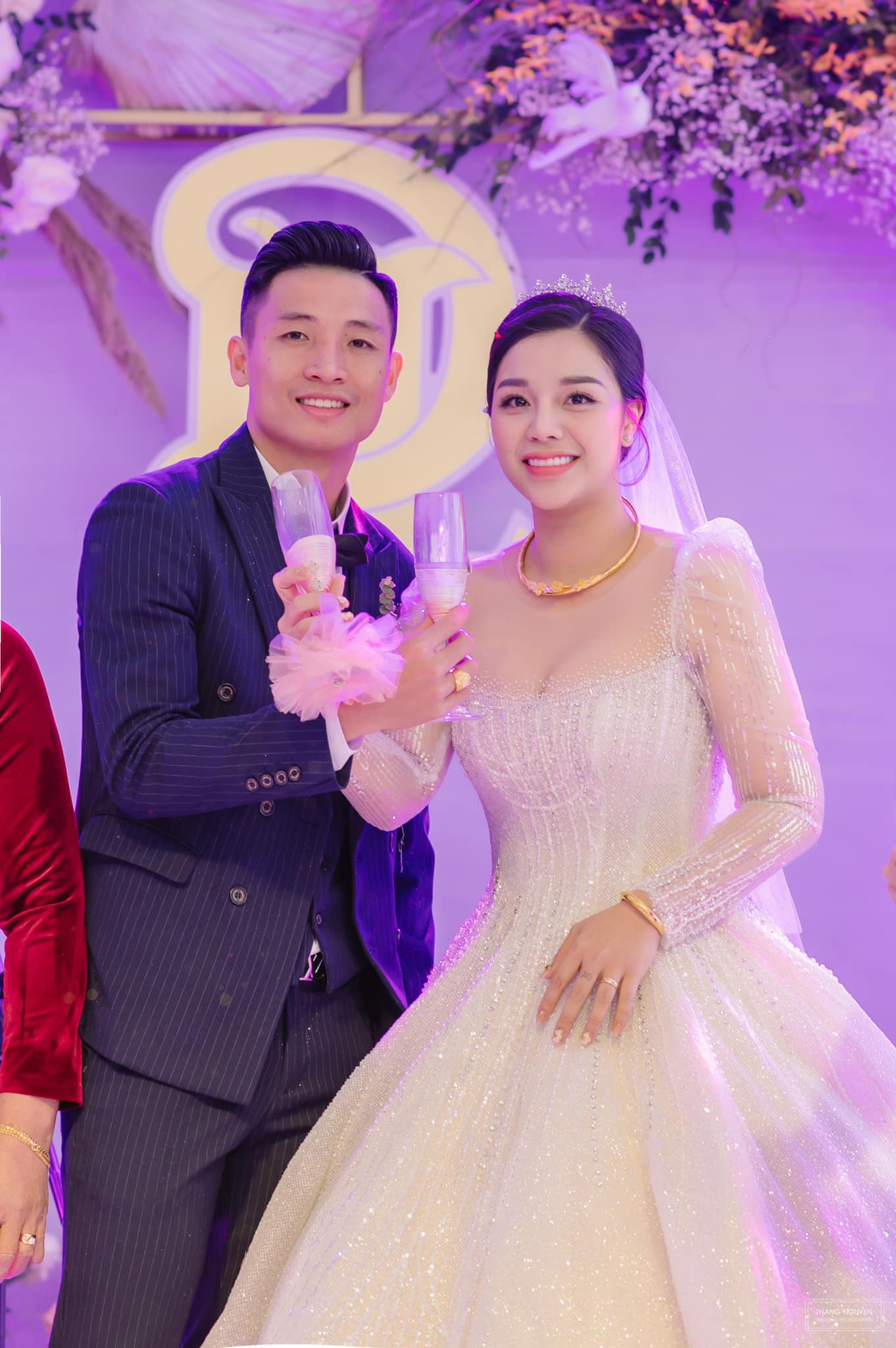 Cô dâu làng bóng đá Việt được tặng vàng ngày cưới hỏi, đoán xem của ai 