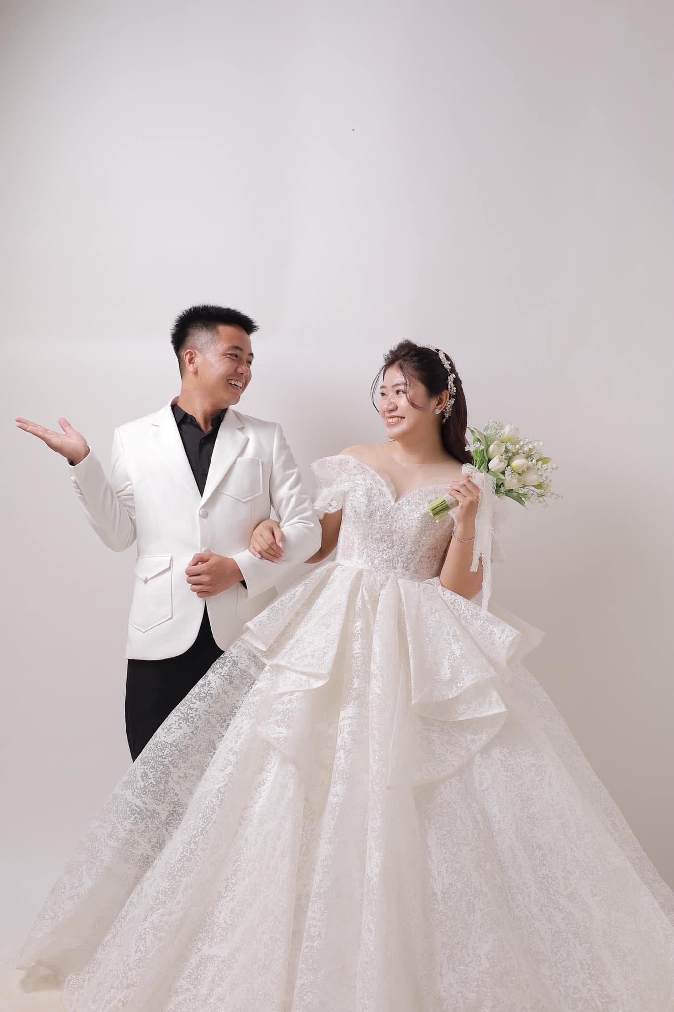 Nhận nhiệm vụ đi mua g&agrave; cho đơn vị, anh bộ đội được chủ qu&aacute;n gả lu&ocirc;n c&ocirc; con g&aacute;i dễ thương - Ảnh 4.