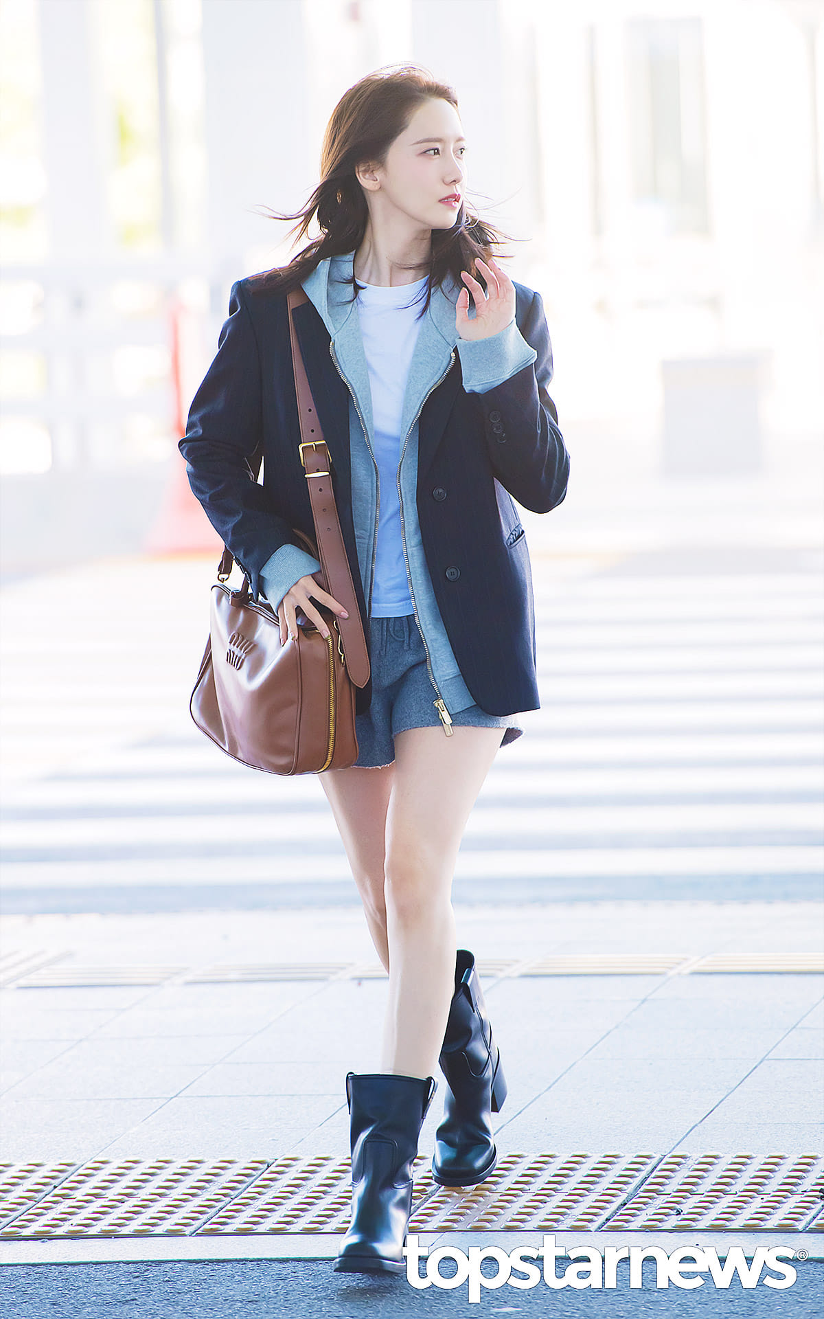 Yoona có style trẻ trung, chuyên diện 1 item &quot;hack tuổi&quot; cực đỉnh  - Ảnh 3.