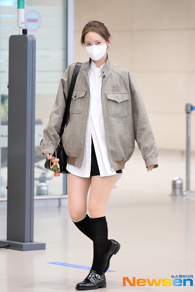 Yoona có style trẻ trung, chuyên diện 1 item &quot;hack tuổi&quot; cực đỉnh  - Ảnh 4.