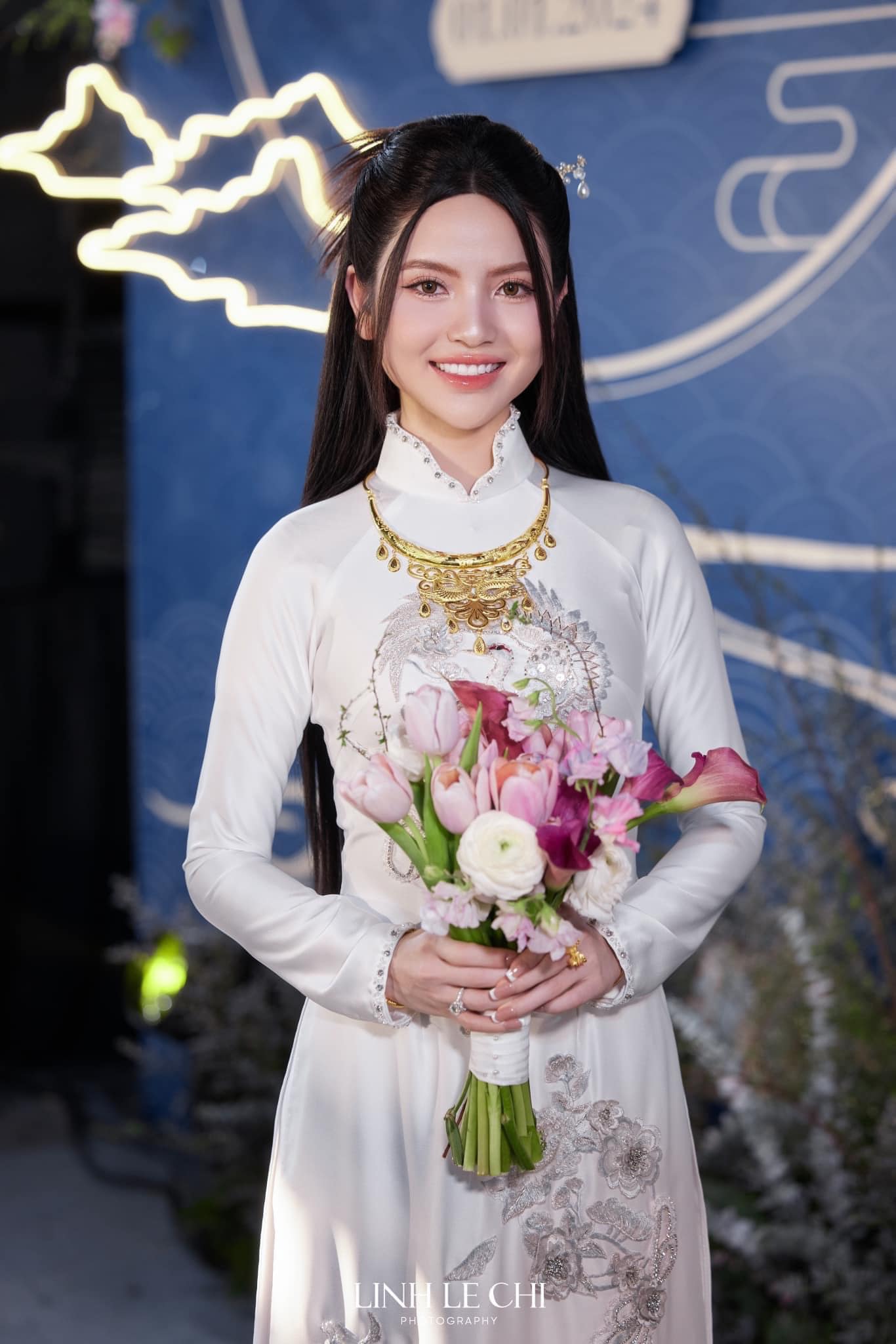 Cô dâu làng bóng đá Việt được tặng vàng ngày cưới hỏi, đoán xem của ai "nặng" nhất? - Ảnh 1.