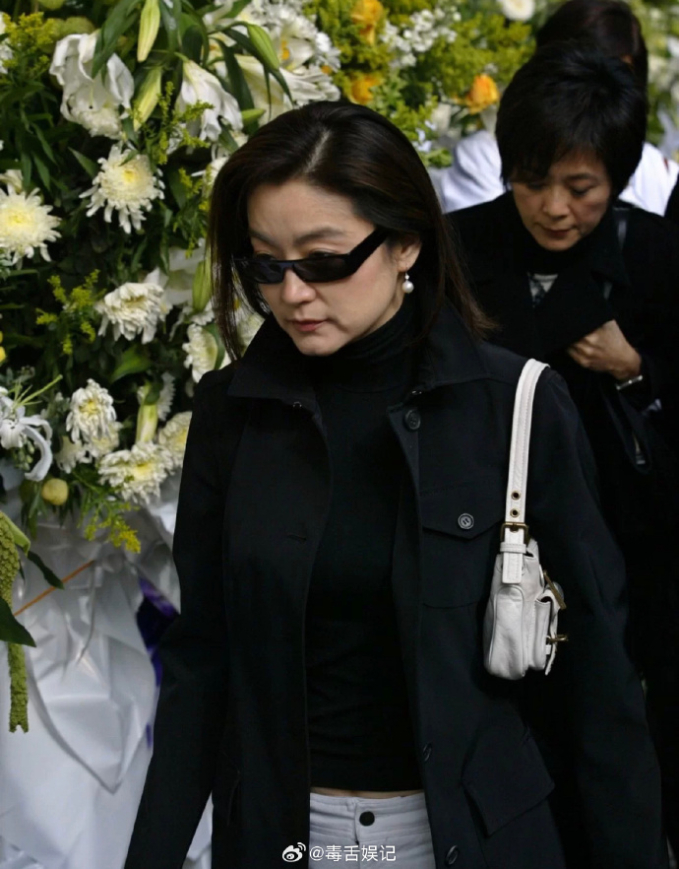 Hình ảnh đám tang Mai Diễm Phương bất ngờ được chia sẻ lại: Tang lễ không tiếng khóc, một nụ cười khiến Trương Bá Chi bị mắng suốt 20 năm - Ảnh 8.