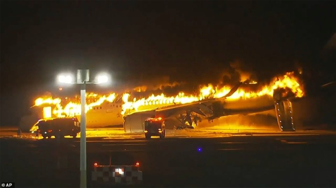 Nóng: Máy bay đi cứu trợ động đất ở Nhật Bản va chạm với máy bay chở 379 người bốc cháy dữ dội giữa sân bay - Ảnh 8.