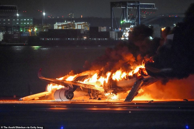 Nóng: Máy bay đi cứu trợ động đất ở Nhật Bản va chạm với máy bay chở 379 người bốc cháy dữ dội giữa sân bay - Ảnh 9.