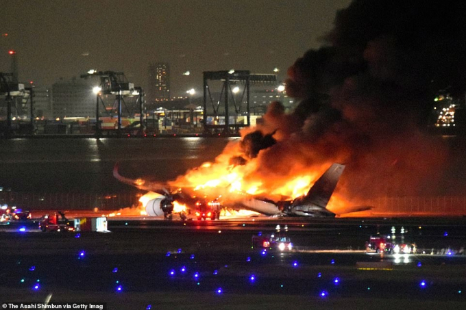 Nóng: Máy bay đi cứu trợ động đất ở Nhật Bản va chạm với máy bay chở 379 người bốc cháy dữ dội giữa sân bay - Ảnh 5.