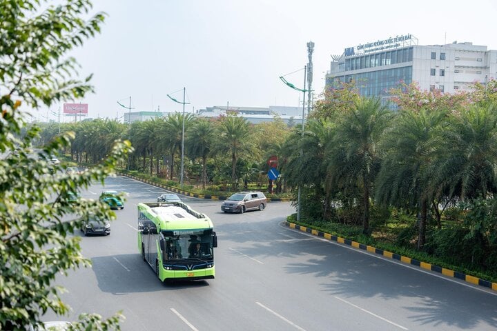 Người dân hào hứng trải nghiệm tuyến buýt điện đầu tiên Hà Nội - sân bay Nội Bài - Ảnh 1. Người dân hào hứng trải nghiệm tuyến buýt điện đầu tiên Hà Nội - sân bay Nội Bài - Ảnh 1.