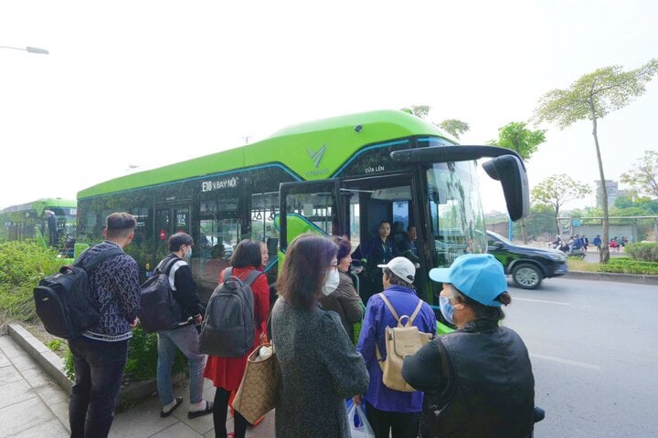 Người dân hào hứng trải nghiệm tuyến buýt điện đầu tiên Hà Nội - sân bay Nội Bài - Ảnh 2.