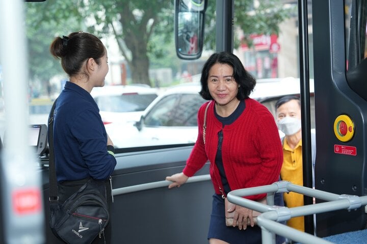 Người dân hào hứng trải nghiệm tuyến buýt điện đầu tiên Hà Nội - sân bay Nội Bài - Ảnh 3.
