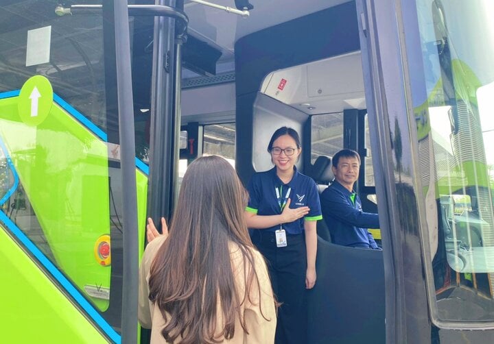 Người dân hào hứng trải nghiệm tuyến buýt điện đầu tiên Hà Nội - sân bay Nội Bài - Ảnh 4.