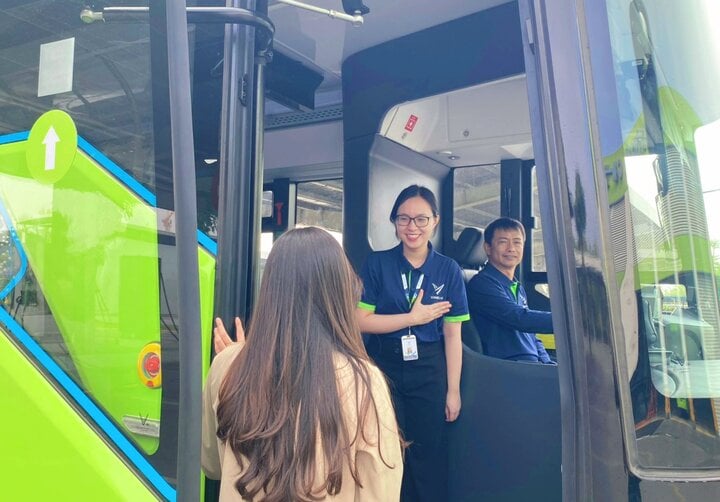 Người dân hào hứng trải nghiệm tuyến buýt điện đầu tiên Hà Nội - sân bay Nội Bài - Ảnh 4. Người dân hào hứng trải nghiệm tuyến buýt điện đầu tiên Hà Nội - sân bay Nội Bài - Ảnh 4.
