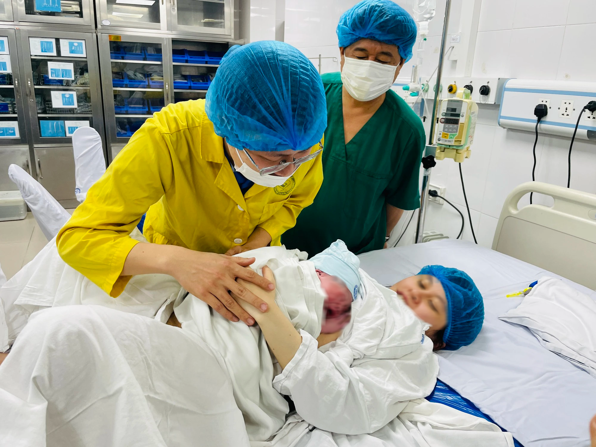 Người bố trẻ xúc động chứng kiến vợ "vượt cạn" lúc 0 giờ ngày 1-1-2024- Ảnh 6. Người bố trẻ xúc động chứng kiến vợ "vượt cạn" lúc 0 giờ ngày 1-1-2024- Ảnh 6.