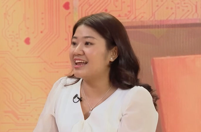 Nhận nhiệm vụ đi mua g&agrave; cho đơn vị, anh bộ đội được chủ qu&aacute;n gả lu&ocirc;n c&ocirc; con g&aacute;i dễ thương - Ảnh 2.